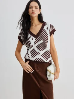 Geometric Contrast Striped Sweater Vest