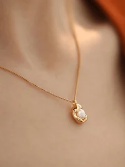 Golden Decor Pearl Pendant Necklace