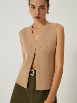Main Character Rib Sweater Vest