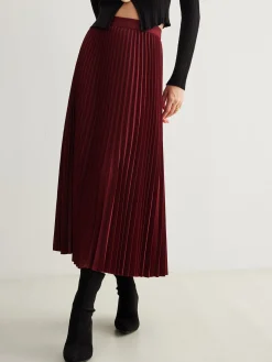 Minimalist Pleated Flowy Skirt