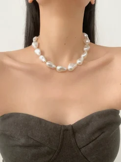 Pearl Effect Resin Necklace